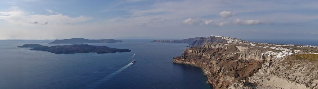 Caldeira de Santorin formée par un volcan en Grèce