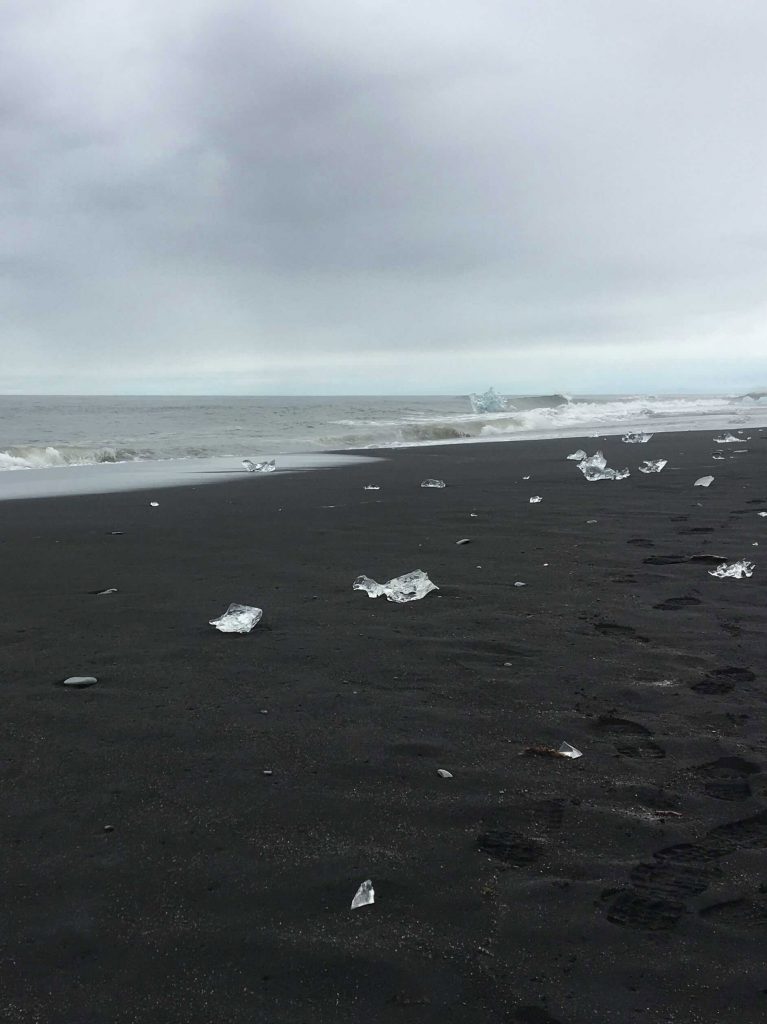 Morceaux d'iceberg échoués sur la plage 