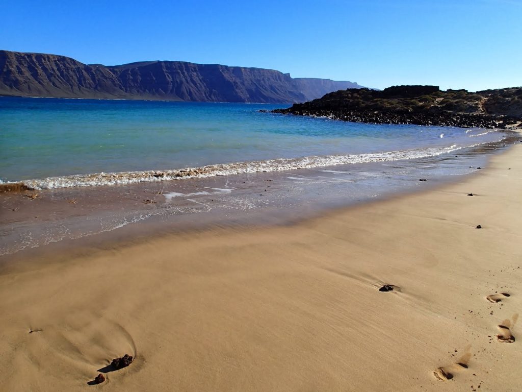 La Playa de Los Francese par One Two Treck acteur du tourisme durable à Lanzarote