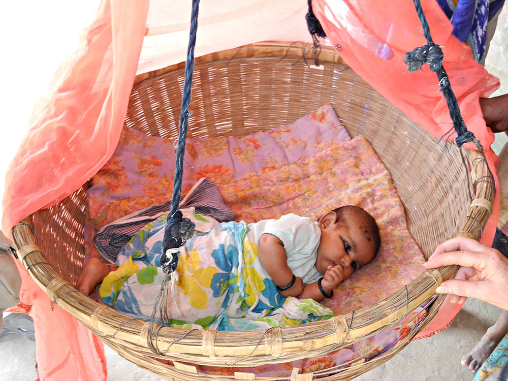 Bébé dans un panier par Le Monde en un Regard