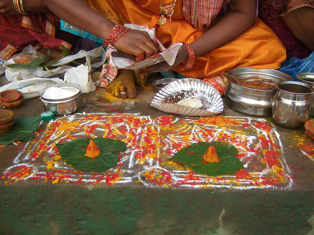 Ceremony on the banks of the Ganges by Le Monde en un Regard