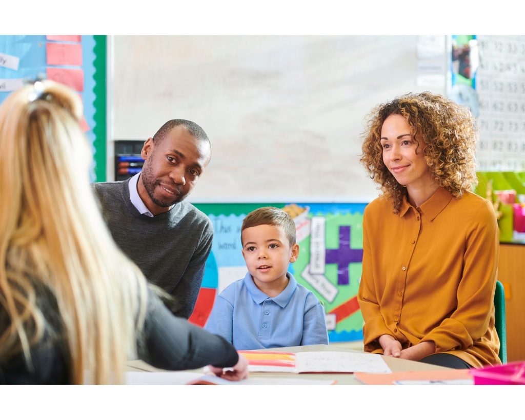 Famille et enseignant en réunion à l'école.