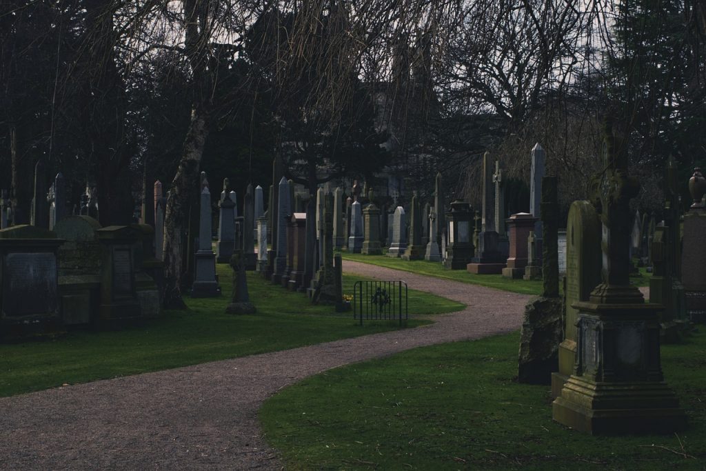 Greyfiards Kirkyard, Édimbourg, Ecosse). Il transpire une athmosphère d'Halloween.