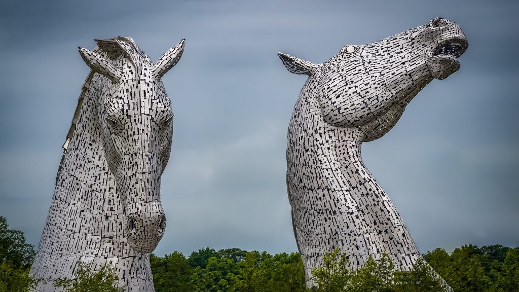 Picture of Kelpies' statue, in the Hélix park, by Andy Scott.