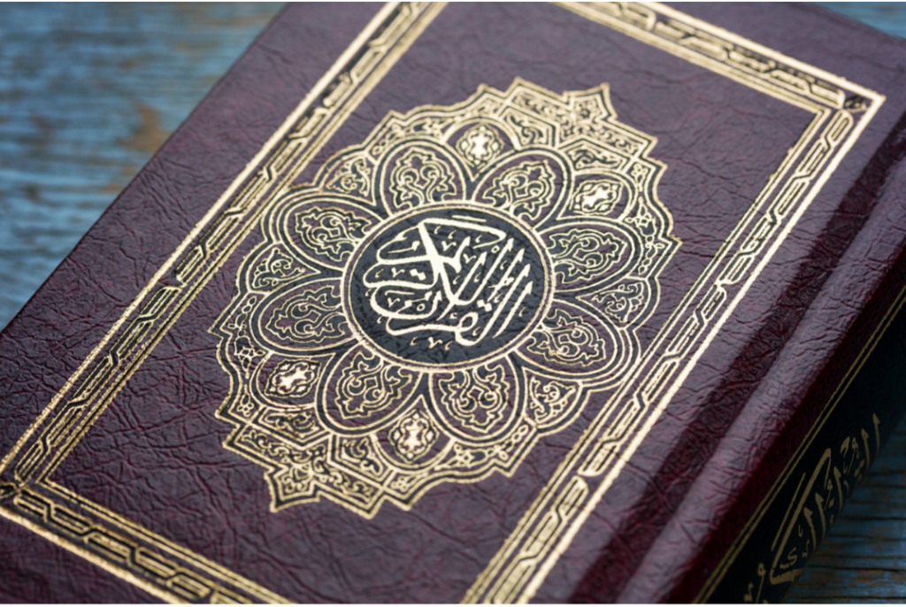 photo d'un Coran avec une calligraphie arabe sur la couverture, ©Canva
