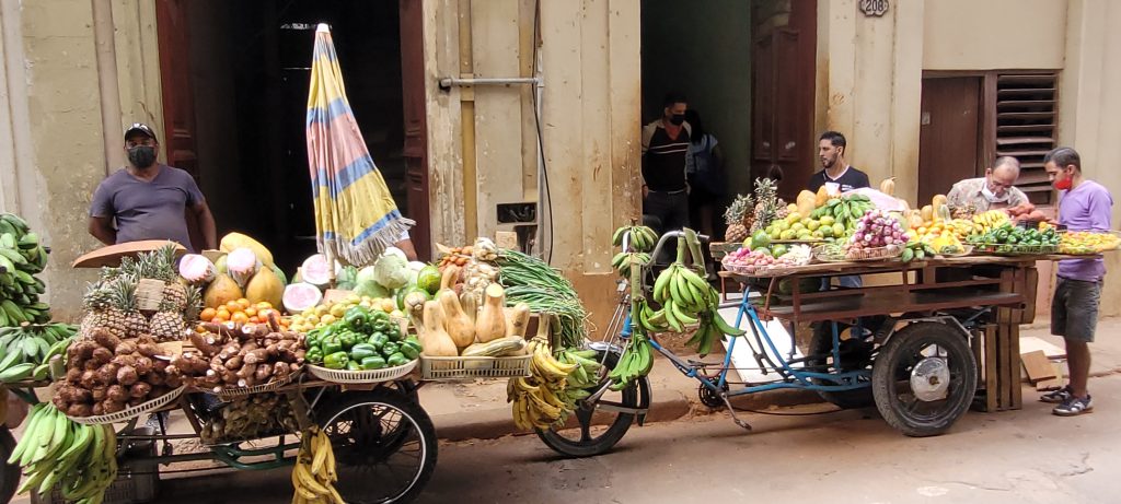 (Vendeur de fruits, Cuba, ©R-evolution)