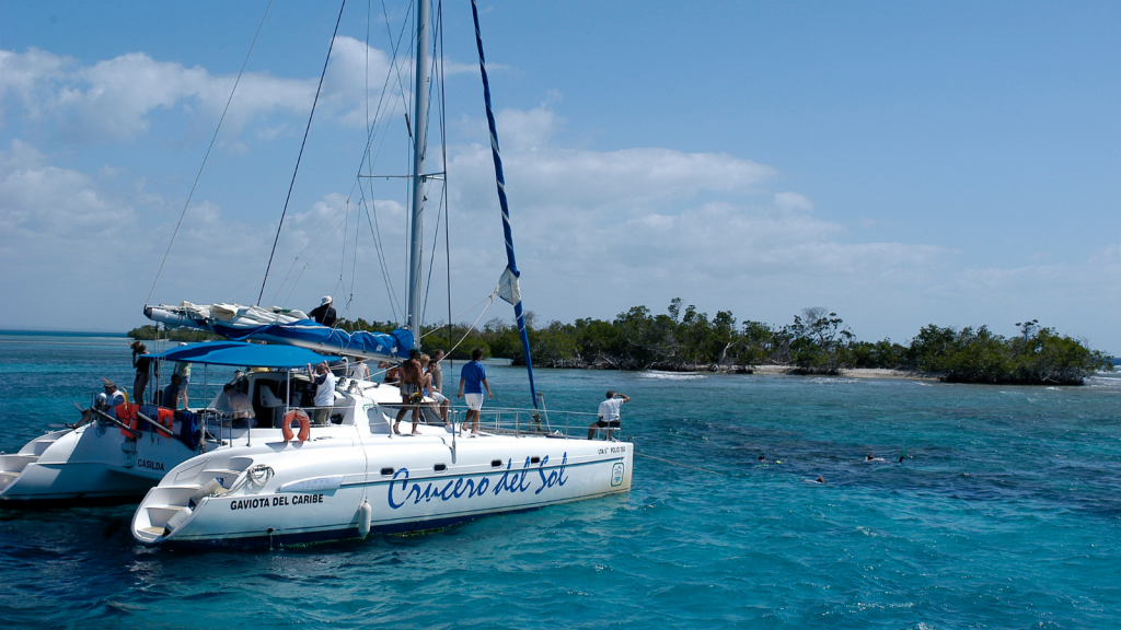 (Bateau dans les eaux cubaines, Cuba, ©R-evolution) 