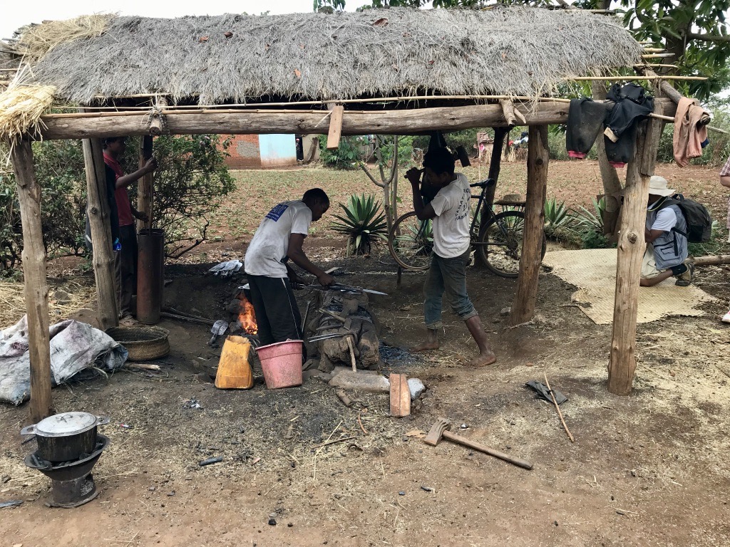 Forgerons à Mandritsara. Village authentique de Madagascar
