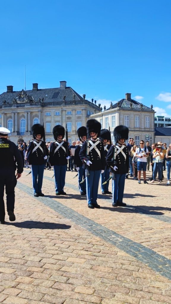 Amalienborg Palace Guard, Copenhagen, accessible by bicycle @Flockeo