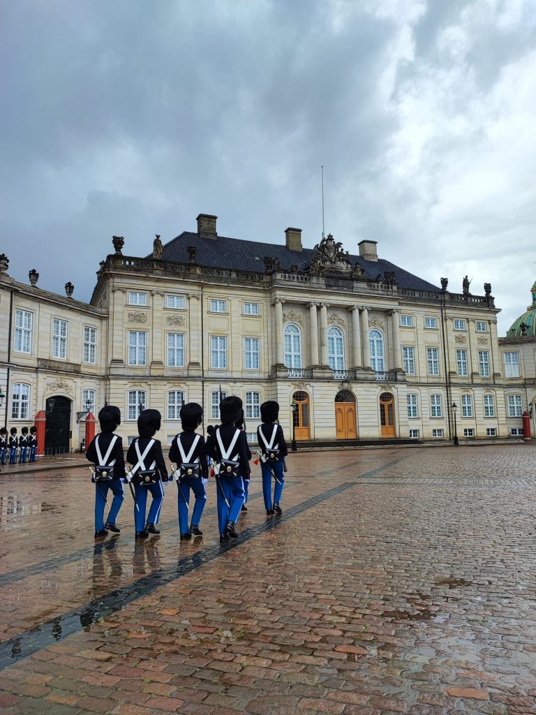 Garde du palais d'Amalienborg , à Copenhague, accessible à vélo @Flockeo