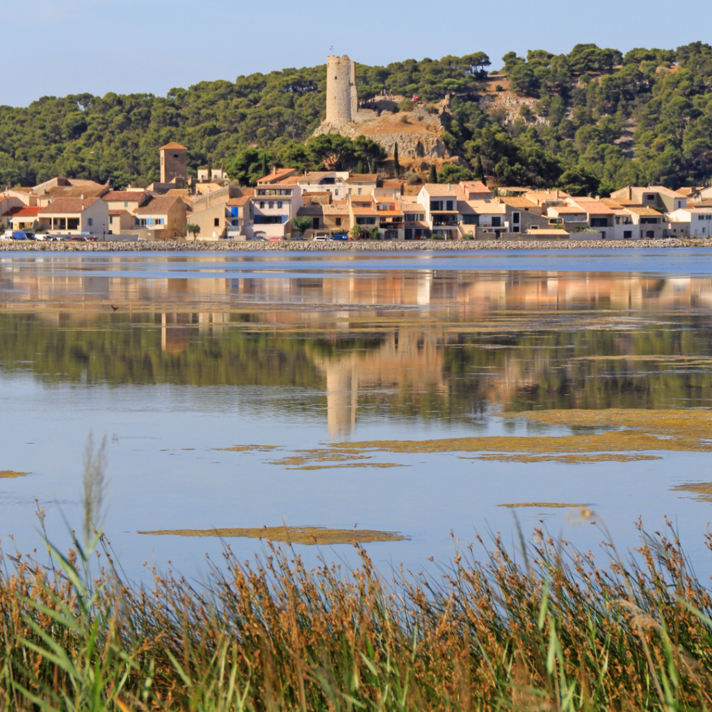 Vue sur Gruissan en Occitanie pour le tourisme durable 