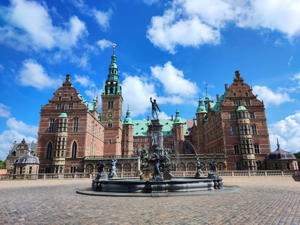 Former royal residence in Frederiksborg, close to Copenhagen by bike @Flockeo