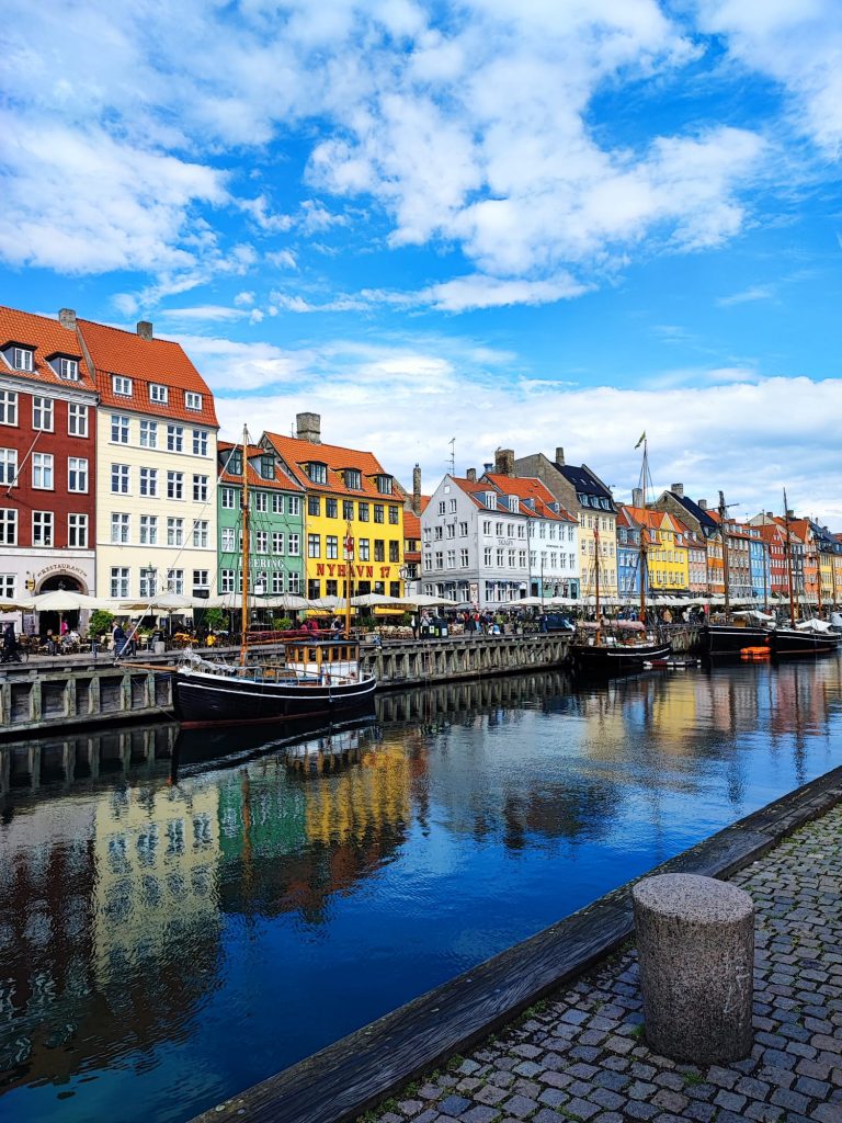 Nihavn Canal and the colourful houses that line it, a symbol of Copenhagen to cycle around @Flockeo