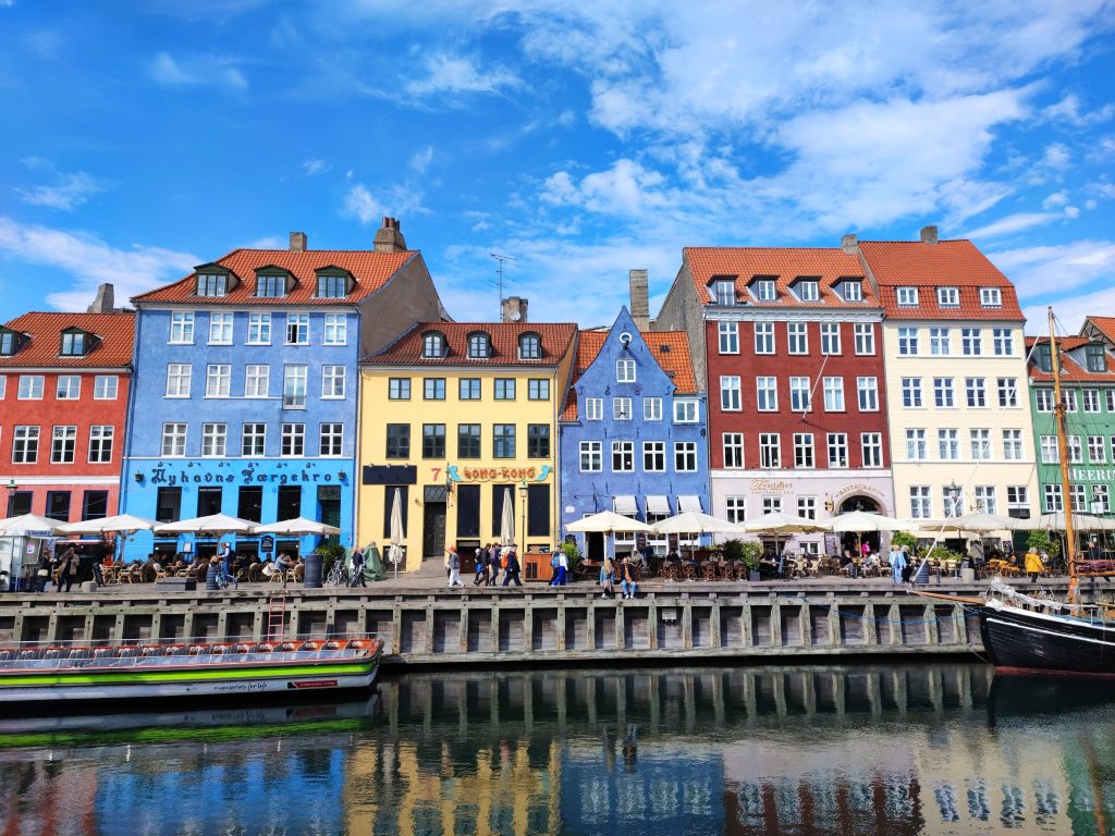 Canal de Nihavn et les maisons colorées qui le bordent, symbôle de Copenhague à parcourir à vélo  @Flockeo