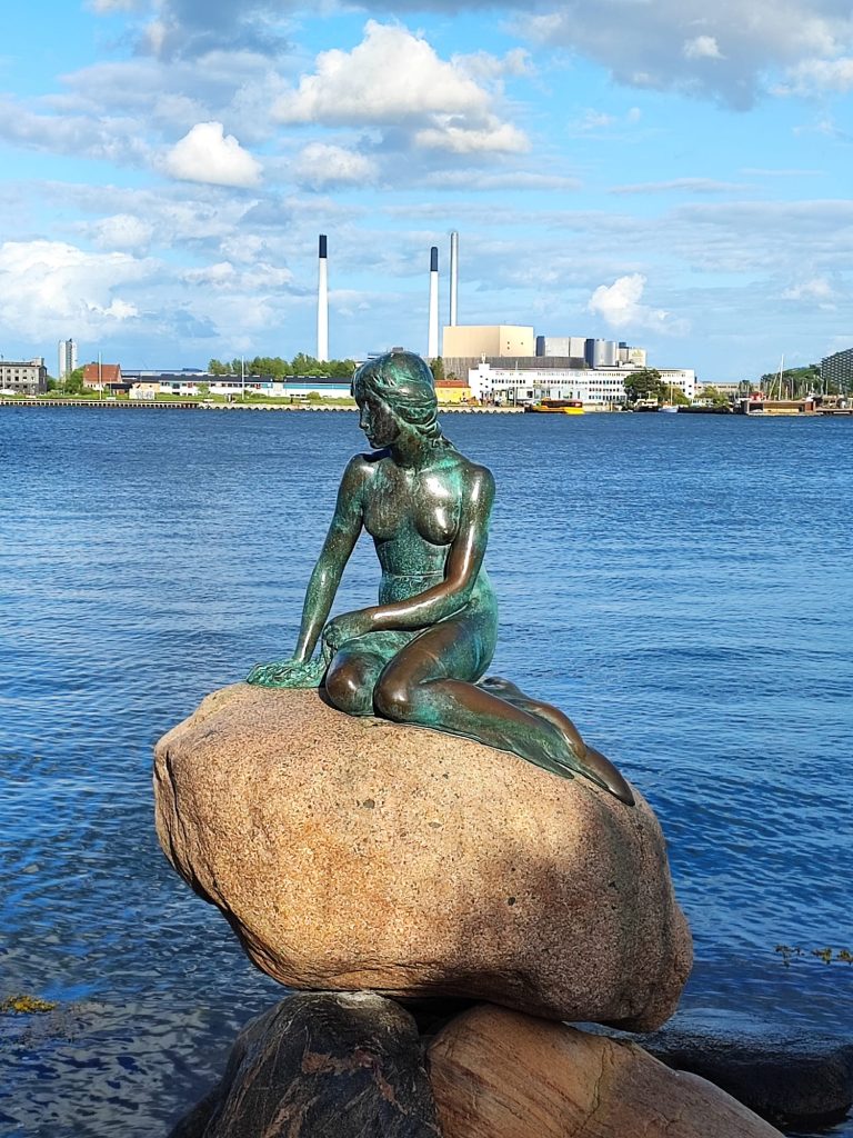 Statue "La petite Sirène" de Hans Christian Andersen, dans le centre de Copenhague à aller voir en vélo @Flockeo