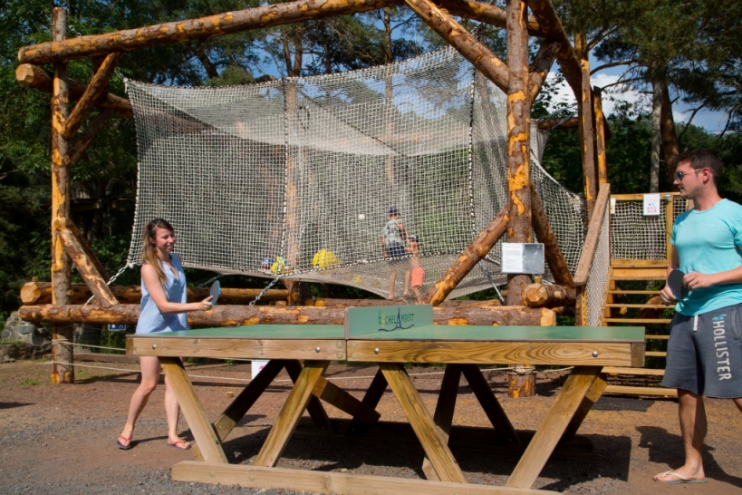 Aire de jeu en bois local au Camping de La Rochelambert